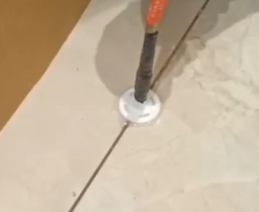 茂南瓷砖空鼓维修公司专业解答瓷砖在铺贴过程中，如果没有涂抹均匀到位的粘结材料（如水泥砂浆或瓷砖胶），可能会导致以下问题