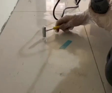 茂南瓷砖开裂维修公司专业分享瓷砖在铺贴前如果没有沥干水分，将会导致以下问题