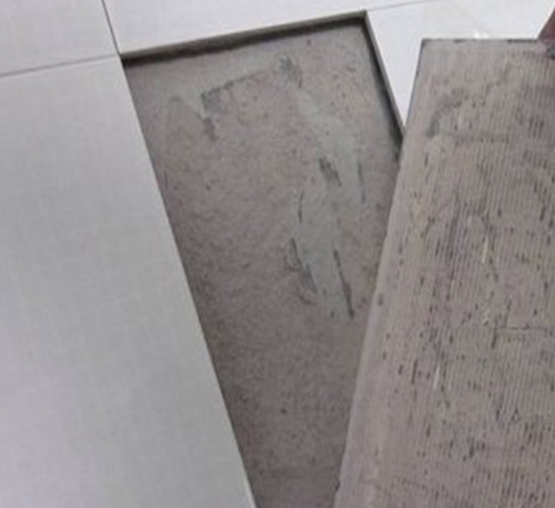 茂南瓷砖空鼓维修公司分享瓷砖铺贴时如果打浆（即涂抹在瓷砖背面和基层上的砂浆或瓷砖胶）过少，会带来以下问题